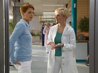 In aller Freundschaft – Kathrin Globisch (Andrea Kathrin Loewig, rechts) und Pia Heilmann (Hendrikje Fitz) unterhalten sich besorgt über das angespannte Verhältnis zwischen Roland und Martin. Beide sind sich einig: Die ehemals besten Freunde sollten es zumindest schaffen, einen professionellen Umgang in der Klinik miteinander zu finden. Noch schöner fänden es die beiden jedoch, wenn Roland und Martin auch privat wieder aufeinander zu gingen.