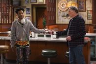 Superior Donuts – Arthur (Judd Hirsch, r.) ermutigt Franco (Jermaine Fowler, l.), sich seiner künstlerischen Ader zu widmen, doch dann sorgt eines seiner Kunstwerke für Kontroverse in der Nachbarschaft ...