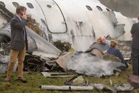 Mayday - Alarm im Cockpit – Passagiere versuchen sich warmzuhalten, während ein Insasse Rettungskräfte kontaktiert.