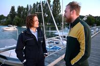 WaPo Bodensee – Julia Demmler (Wendy Güntensperger, l.) war mal mit Urs (Tino Mewes, r.) liiert und gerät schnell in eine Zwickmühle. Urs gibt vor, einen Filmriss zu haben und wird ganz schnell Mordverdächtiger.