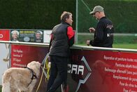 Signes – Signes Fussball verbindet: Der gehörlose Trainer Alex Minganti Trainer Alex Minganti (r.) im Gespräch mit Blaise Piffaretti (l.), dem technischen Direktor des Walliser Fussballverbands Copyright: SRF/RTS
