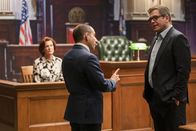 Bull – Bryan Vincent (Peter Jacobson, vorne l.) und Dr. Jason Bull (Michael Weatherly, vorne r.)