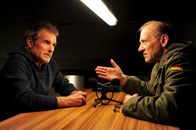 SOKO Stuttgart – Kriminaldirektor Michael Kaiser (Karl Kranzkowski, re.) vernimmt Adam Mlotek (Marek Wlodarczyk, li.), den er bei seinem Undercover-Einsatz in der JVA kennengelernt hat.