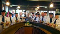 Langeoog und Juist mit Judith Rakers – Judith Rakers im Kreis der Döntje Singers bei ihren Proben im "Old Smuggler".