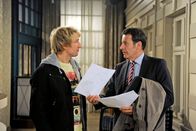 Rote Rosen – ARD ROTE ROSEN FOLGE 1169 Uhr im ERSTEN. Mick (Tobias Rosen, l.) unternimmt alles, um sich bei Gunter (Hermann Toelcke, r.) zu rehabilitieren.