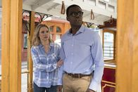 The Good Place – Als sich Chidi (William Jackson Harper, r.) in seinem Ethik Unterricht auf ein ethisches Dilemma bezieht, hätte er nicht damit gerechnet, dass Michael ihn und Eleanor (Kristen Bell, l.) später genau in solche Situationen bringt ...