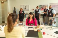 Check Check – (v.l.n.r.) Ingrid (Petra Kleinert); Samira Karahanci (Sara Fazilat); Jan Rothe (Klaas Heufer-Umlauf); Harald (Jan Georg Schütte); Ertu Karahanci (Kailas Mahadevan)