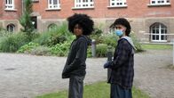 neoriginal: Hungry – Bei einem Spaziergang über den Klinikhof machen Ronnie (Zoe Magdalena, l.) und Milan (Amadin Piatello, r.) eine interessante Beobachtung: Ist das nicht der von Kimmi gefeierte Social-Media-Star 365Tom da hinten in den Büschen? Laut Social-Media-Profil sollte er eigentlich auf Bali sein.