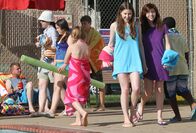 The Middle – Sie ist mit ihrer Freundin Carly (Blaine Saunders, vorne r.) im Schwimmbad unterwegs, doch im Badeanzug will sich Sue (Eden Sher, vorne l.) auf keinen Fall blicken lassen ...