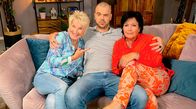 Wohnzimmer-Comedy - Mit Dui do on de Sell – Welche peinlichen Männergeheimnisse bringt Buddy Bosch mit ins Wohnzimmer? Wie kommt Doris mit ihrem neuen Hörgerät zurecht? Und was haben alte Kleider mit Nikita Millers sowjetischer Herkunft zu tun?