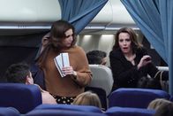 Will & Grace – Friday (Vanessa Bayer, l.); Karen Walker (Megan Mullally, r.)