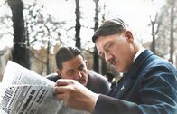Countdown zur Diktatur – PHOENIX COUNTDOWN ZUR DIKTATUR, "1929 - 1931 Krise" Uhr. Die Republik muss noch immer hohe Reparationen an die Sieger des Ersten Weltkriegs zahlen. Viele Deutsche empfinden das als ungerecht, und die NSDAP nutzt das für lautstarke Propaganda.