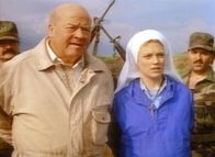 MacGyver – Thornton (Dana Elcar, l.) und Schwester Clara (Susan Walden, r.) sind von Guerilleros gefangen genommen worden.