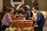The Big Bang Theory – Sheldon (Jim Parsons, r.) versucht, spontan zu sein, was dazu führt, dass er mit Penny (Kaley Cuoco, l.), Amy und Bernadette aneinandergerät ...