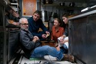 Der Bergdoktor – Mitten im stressigen Mittagsgeschäft bricht Koch Thomas Bühler (Jophi Ries, l.) plötzlich zusammen. Nicht nur seine Frau Tine (Katja Studt, 2.v.r.) und Tochter Kara (Carolin Garnier, r.) machen sich große Sorgen. Auch Dr. Martin Gruber (Hans Sigl, 2.v.l.) beunruhigen die Symptome.