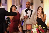 Station 19 – Station 19 Staffel 6 Folge 18 Haben Grund zu feiern: Barrett Doss als Victoria Hughes, Boris Kodjoe als Robert Sullivan, Jaina Lee Ortiz als Andy Herrara Copyright: SRF/Motion Picture/2022 ABC Signature