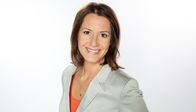 phoenix vor ort – Moderatorenteam. Die 32-Jährige begann ihre journalistische Karriere bei Antenne Münster. Nach ihrem Studium der Medienkultur und Politischen Wissenschaft arbeitete sie unter anderem für NDR Aktuell und in der heute-Redaktion des ZDF. Ab Januar 2014 moderiert Schade regelmäßig die phoenix-Sendung VOR ORT und das phoenix-THEMA. Darüber hinaus wird sie auch weiterhin beim Radiosender NDR2 Nachrichtensendungen und aktuelle Magazine präsentieren.