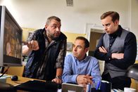 Alles Klara – Ollie Ollenhauer (Christoph Hagen Dittmann, l.), Paul Kleinert (Felix Eitner, M.) und Jonas Wolter (Jan Niklas Berg, r.) werten ein Video mit dem ermordeten Silbermann aus.