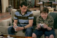 Two and a Half Men – Alan Harper (Jon Cryer, l.): Jake Harper (Angus T. Jones, r.)