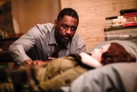 Luther – DCI John Luther (Idris Elba) kümmert sich rührend um die verletzte Alice Morgan (Ruth Wilson).