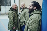 Tatort – Die Insassen Roland Gumbert (Ralph Herforth, li.) und Heiner Berger (Thomas Darchinger, mi.) haben den Häftling Metin Demir (Kailas Mahadevan, re.) ins Visier genommen.