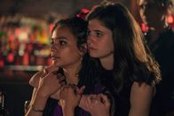 Conversations with Friends – Frances (Alison Oliver, r.) und Bobbi (Sasha Lane, l.) sind schon ewig Freundinnen. Gemeinsam gehen sie durch dick und dünn – und sie erleben die wildesten Dinge.