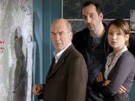 Tatort – Bienzle (Dietz-Werner Steck), Klaus Ziemer (Jürgen Hartmann) und Tanja Hohmann (Lisa Maria Potthoff) finden es alles andere als beruhigend, dass auch das dritte Mädchen in der Nähe des Waldes verschwand.