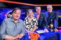 SRF Retro Quiz – v.li.: Beat Schlatter, Lisa Christ, Moderator Sven Epiney und Sandro Brotz im SRF Retro Quiz