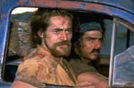 Geboren am 4. Juli – In einem mexikanischen Heim für verwundete Vietnamveteranen freundet sich Ron Kovic (Tom Cruise, re.) mit dem ebenfalls querschnittsgelähmten Charlie (Willem Dafoe, li.) an.