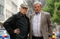 Rentnercops – Die Kommissare Edwin Bremer (Tilo Prückner, l.) und Günter Hoffmann (Wolfgang Winkler, r.).