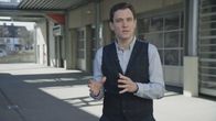 Geschichte zum Mitnehmen – Maximilian Maier spricht über die Bedeutung von Made in Germany. ‚Made in Germany‘ auf Produkten hieß ursprünglich: Achtung! Schlechte Qualität! Warum wandelte sich dieses Image auf der ganzen Welt bald so grundlegend? Und wie sieht es heute aus? Der Historiker und Journalist Maximilian Maier erklärt in der Reihe „Geschichte zum Mitnehmen“ launig und mit Tiefgang Themen aus der Weltgeschichte.