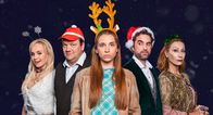 Das Fest der Liebe – V. li. n. re.: Jaqueline Hell (Luise von Finckh), Mario Meurer (Charly Hübner), Simone Streuble (Lena Klenke), Alexander Streuble (Oliver Wnuk) und Dorothee Streuble (Andrea Sawatzki)
