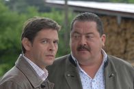 Die Rosenheim-Cops – Ein kniffliger Fall für die beiden Rosenheim-Cops Christian Lind (Tom Mikulla, l.) und Korbinian Hofer (Joseph Hannesschläger, denn es gibt kaum Tatzeugen und jede Menge Verdächtige.