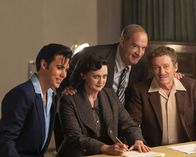 Elvis – v.li.: Elvis Presley (Austin Butler), Gladys (Helen Thomson), Colonel Tom Parker (Tom Hanks), Vernon (Richard Roxburgh)