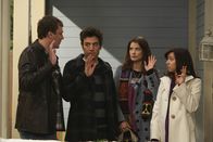 How I Met Your Mother – Versuchen herauszufinden, warum Barney in letzter Zeit so seltsam ist und machen eine interessante Entdeckung: Ted (Josh Radnor, 2.v.l.), Marshall (Jason Segel, l.), Lily (Alyson Hannigan, r.) und Robin (Cobie Smulders, 2.v.r.) ...