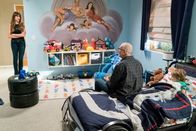 Modern Family – L-R: Gloria Delgado-Pritchett (Sofía Vergara), Jay Pritchett (Ed O'Neill), Joe Pritchett (Jeremy Maguire)