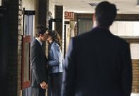 Castle – Die Genugtuung, dass er recht hatte, hilft Castle (Nathan Fillion, r.) nicht über die Erkenntnis hinweg, dass Beckett (Stana Katic, M.) und Demming (Michael Trucco, l.) eine Beziehung haben ...