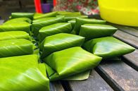 Stadt Land Kunst – Sitha zeigt uns ihre kambodschanischen Küchlein mit Longanfrüchten, Sojabohnenpaste und kandiertem Kürbis, serviert in Bananenblättern.