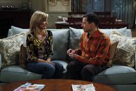 Two and a Half Men – Alans (Jon Cryer, r.) Freundin Lyndsey (Courtney Thorne-Smith, l.) hat eine Vergangenheit als Buchmacherin, von der Alan allerdings nichts wissen soll. Sie vertraut sich Charlie an, bittet ihn aber, nichts zu verraten. Alan spürt, dass zwischen den beiden irgendetwas läuft und vermutet ein Verhältnis zwischen ihnen. Er übertreibt mal wieder maßlos und macht in seinem Wahn alles zunichte ...