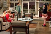 Two and a Half Men – Vor vier Jahren wurde Charlie beerdigt, doch plötzlich taucht Rose (Melanie Lynskey, r.) auf und erzählt Evelyn (Holland Taylor, 2.v.l.), Alan (Jon Cryer, l.) und Walden (Ashton Kutcher, 2.v.r.) eine unglaubliche Geschichte ...