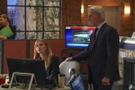 Navy CIS – Ellie Bishop (Emily Wickersham, l.); Leroy Jethro Gibbs (Mark Harmon, r.)