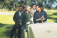 Schick mir keine Blumen – v.l.) auf dem Golfplatz