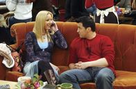 Friends – Phoebe (Lisa Kudrow, l.) und Joey (Matt LeBlanc, r.) sind sich einig, dass Rachel und Ross zusammengehören. Deshalb hecken sie einen idiotensicheren Plan aus ...