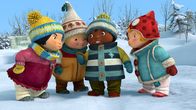 Snowsnaps' Winterspiele – Sami (2.v.li.) vertraut den Freunden sein Geheimnis an.