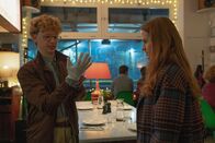Extraordinary – Jen (Máiréad Tyers) geht auf ein Date und lernt Gordon (Eros Vlahos) kennen, der sich zur Begrüßung nicht nur ungewöhnlich verhält, sondern auch eine ungewöhnlich schräge Gabe hat.