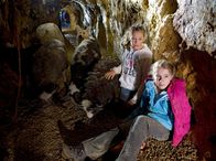Tiere bis unters Dach – Greta (Enya Elstner, vorne) und Chiara (Anouk Bödeker, hinten) landen bei ihrer Bergtour in einem unheimlichen stillgelegten Bergwerk.
