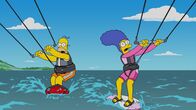Die Simpsons – Homer (l.); Marge (r.)