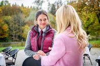 Sturm der Liebe – Maxi (Katharina Scheuba, l.) wird durch Larissa (Vivien Wulf, r.) ermutigt, weiter um Henry und ihre Liebe zu kämpfen.