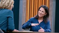 Caren Miosga – Caren Miosga und Anna-Lena Baerbock (Bündnis 90/Die Grünen).