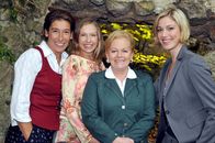 Vier Frauen und ein Todesfall – L-R: Julie (Adele Neuhauser), Sabine (Martina Poel), Maria (Brigitte Kren), Lola (Julia Stinshoff).